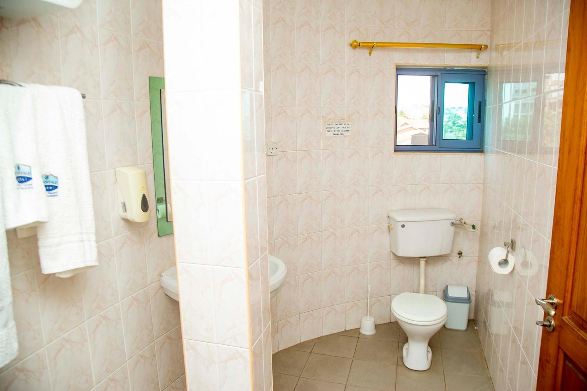 Brookvale Hotel Weija ภายนอก รูปภาพ