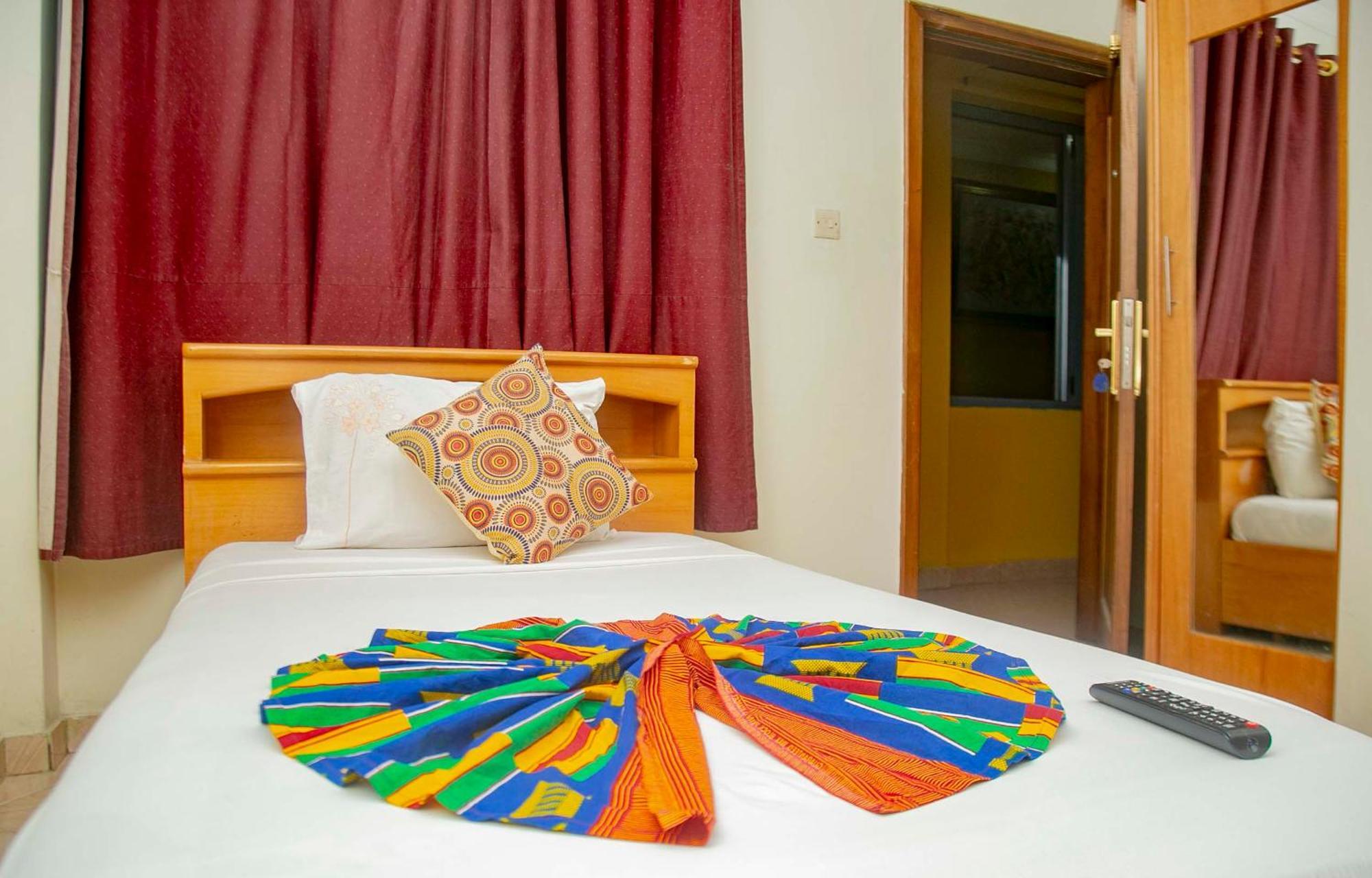 Brookvale Hotel Weija ภายนอก รูปภาพ