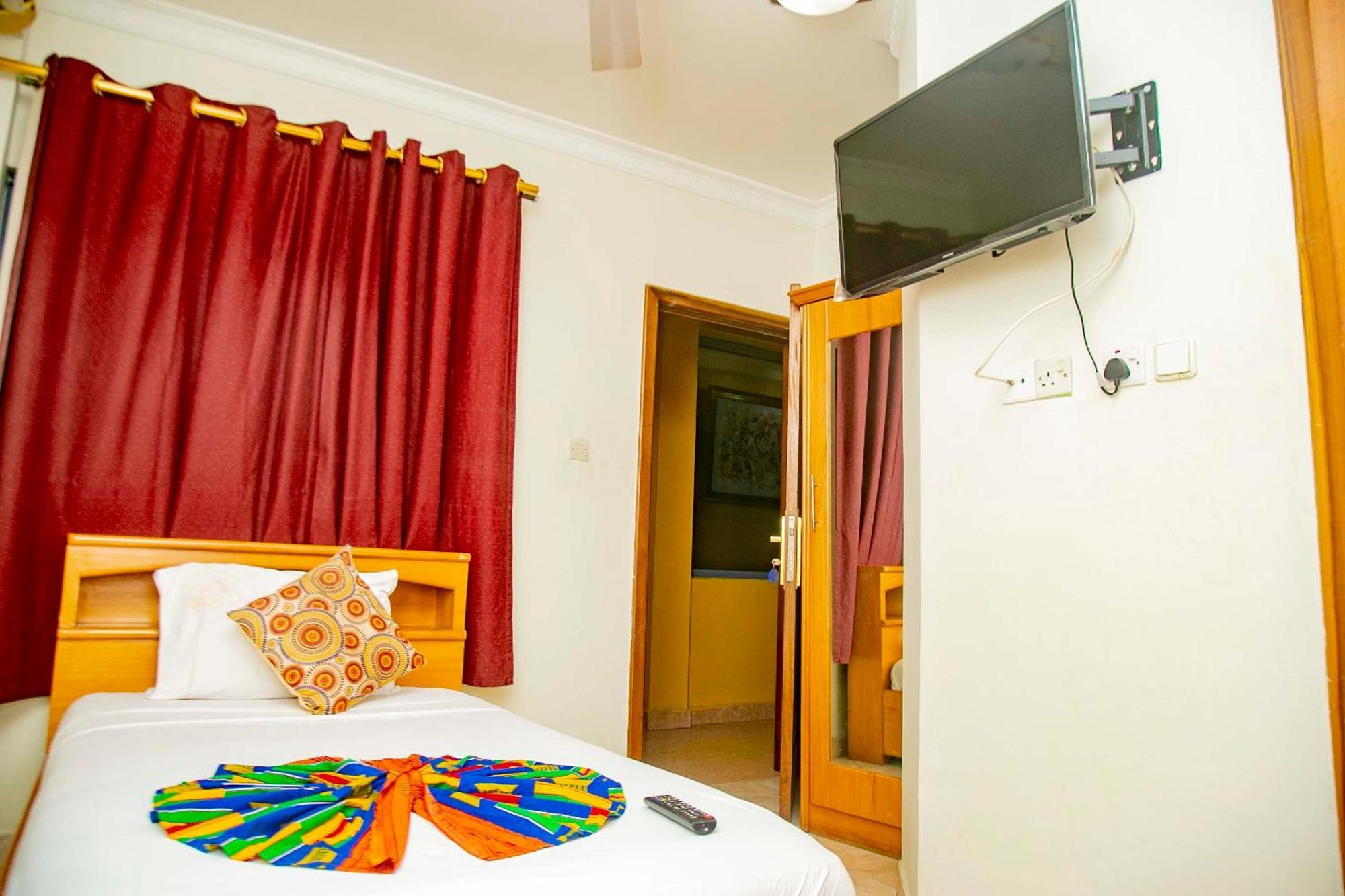 Brookvale Hotel Weija ภายนอก รูปภาพ