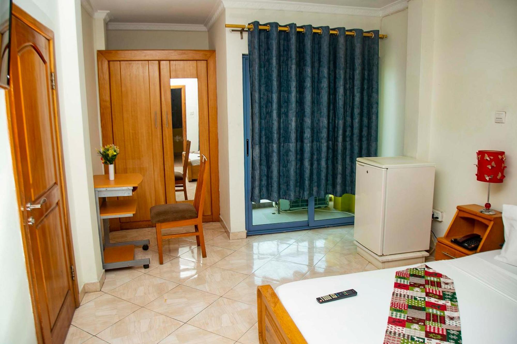 Brookvale Hotel Weija ภายนอก รูปภาพ